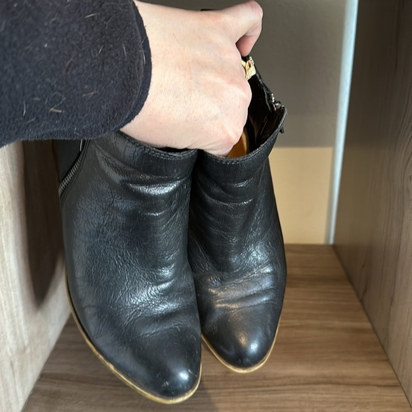 Elegant Black Leather Ankle Boots - Picture 6 of 10